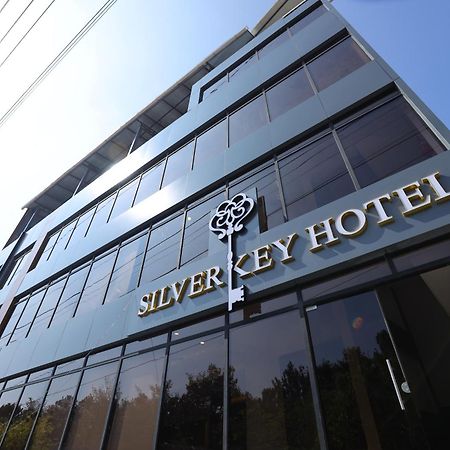 Silverkey Hotel Yelahanka バンガロール エクステリア 写真